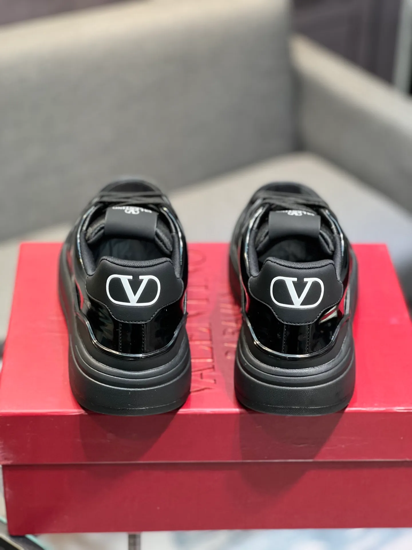 Men's men's shoes 💰660 𝑽𝒂𝒍𝒆𝒏𝒕𝒊𝒏𝒐 Valentino 𝑶𝒏𝒆𝑺𝒕𝒖𝒅 Couple's sneaker series Valentino 2025 latest couple's sneakers, celebrity style, hot sale. The original ZP was purchased and dismantled. Repeated pattern making and modification. I strive to restore the original version 1:1! Top luxury masterpiece, soft and comfortable, combining fashion and leisure, bringing excellent elegant texture and excellent on-foot comfort. Top purchase version upper: imported calfskin surface/original oil edge craftsmanship. Inner: water-dyed cowhide lining. Outsole: original development 𝐓𝐏𝐔 two-color combination outsole. Packaging: original configuration complete package. Code number: 35-44 yards. 34.45 can be customized. Can be customized (self-labeled-no label) order.